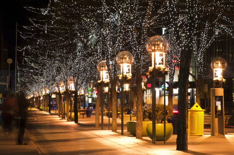 Top 35 Dazzling Holiday Lights Displays in America