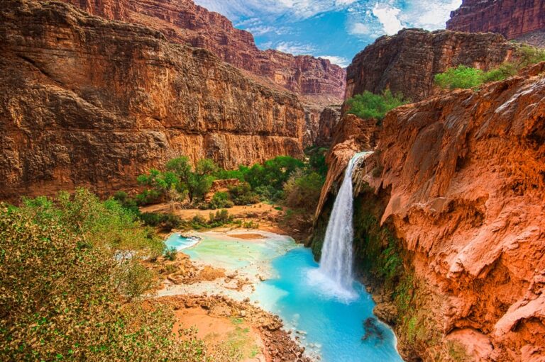 10 Western US National Parks You MUST Visit for Your Road Trip Delight